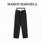 Margiela 马吉拉满印Logo牛仔裤 今年为止做的最牛逼的牛仔裤，重度水洗工艺，暗藏玄机的细节非常多，这次主推的裤子无论是版型还是上身都太完美，不如去做2