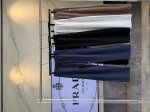 prada 普拉达刺绣针织短裤 几条短裤是夏日常备，但即使穿短裤也要有品，不能掉品味！这款就是你们的最佳选择，珍珠吊坠饰，时髦藏在小细节里面，应该会是你这个夏天