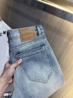 balmain巴尔曼 2025新品男士牛仔裤 面料舒适弹性好。独家发售 时尚优雅 重工艺设计。采用原色酵母水洗工艺 精选进口重磅丹宁牛仔面料 配定制五金装饰 真