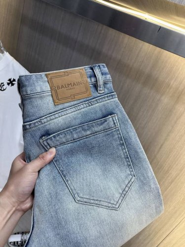 balmain巴尔曼 2025新品男士牛仔裤 面料舒适弹性好。独家发售 时尚优雅 重工艺设计。采用原色酵母水洗工艺 精选进口重磅丹宁牛仔面料 配定制五金装饰 真