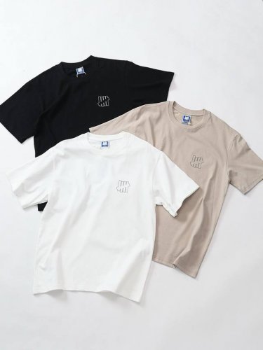 上新 款号: 686# Undefeated五条杠经典落肩宽松短袖男女同款 260G全棉双纱面料定染同色螺纹 胸前数码直喷印花 前后胸立体裁剪 双层面料缝合 定