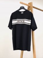 dior Homme 迪奥 桀傲 2025Ss春夏新品 胸前条纹刺绣T恤。散发低调奢华的魅力。胸前的撞色条纹设计简洁大方，增添视觉层次感。“Christian