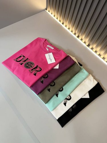 dio*迪家 2025春夏新款男女同款短袖T恤，专柜同步发售！定制专属260克纯棉面料，定制原版工艺螺纹，胸前Logo图案压胶工艺设计！简约大方，从容百搭，档次