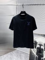 路易威登 Lv 2025新款 圆领 短袖 T恤 ，高端版本！专柜定制面料 透气舒适度高，细节无可挑剔，品牌元素设计理念，体现高品质。手感细腻柔软！呈现休闲裁剪，