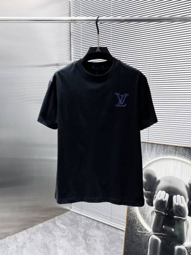 路易威登 Lv 2025新款 圆领 短袖 T恤 ，高端版本！专柜定制面料 透气舒适度高，细节无可挑剔，品牌元素设计理念，体现高品质。手感细腻柔软！呈现休闲裁剪，