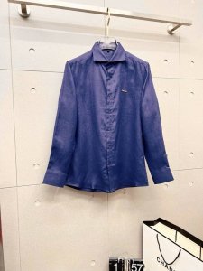 prada 普拉达 25Ss新款长袖衬衫，整体轻奢高级，细节完美如斯，印证了原厂的匠心工艺，客供甄选土耳其高支白金级面料，舒适度不言而喻，品相极为优等，版型线条
