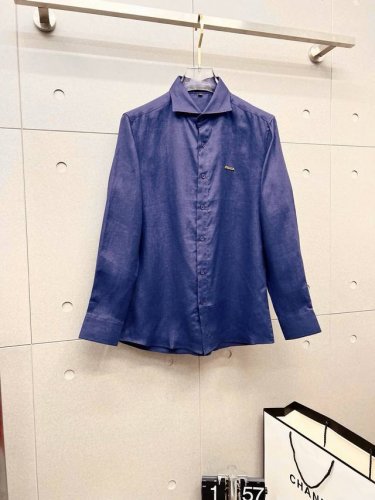 prada 普拉达 25Ss新款长袖衬衫，整体轻奢高级，细节完美如斯，印证了原厂的匠心工艺，客供甄选土耳其高支白金级面料，舒适度不言而喻，品相极为优等，版型线条