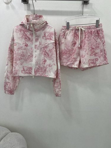dio* 25新款防晒外套加高腰短裤 经典丛林动物印花连帽撞色外套 下摆可抽绳打造视觉层次感 面料自带小心机 烫钻但又不浮夸 穿出利落又帅气十足的造型感 自带复