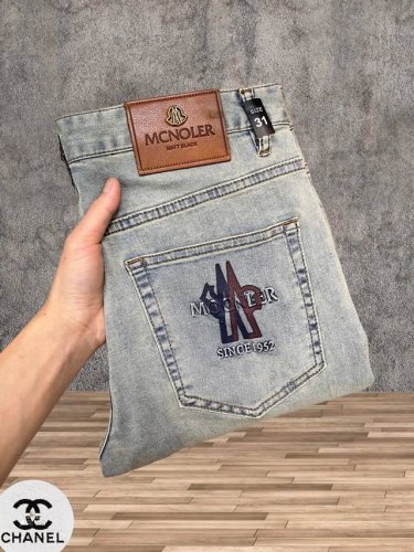 moncler春夏最新品牛仔裤出入专卖店无压力 专柜热销款 品味与价值共享 身穿着非常舒适 低调不失奢华 穿出去非常有档次,裤型款式和裁剪亦无需多言 上身精致跃