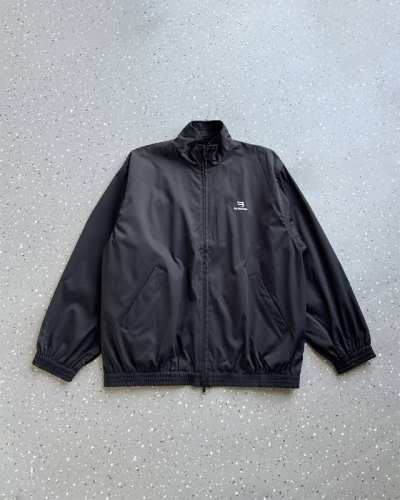 Balenciaga 巴黎世家 25Ss 双钩刺绣立领夹克外套 官网同步 面料采用原版一致加厚高密度斜纹布面料 厚重有型 还原原版 内里采用高密度聚酯网眼布 质