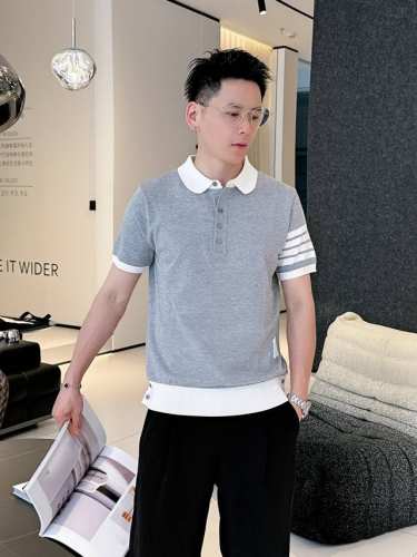 tb 2025 新品短袖Polo，帅气时尚，顶级定位顶织字母Logo，简约百搭款。面料针织 不仅挺括，保持潮流的廓形，又穿着舒适，纱织更细腻，码数M-3Xl
