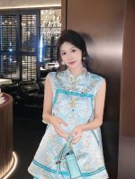 新中式国风重工宝相提花气质套装 采用小宽松廓形 线条落拓大气简约 有效藏肉显瘦 打薄身形 衬得身材高挑修长保持合体闲适的高级感 自然舒展 恬静温婉的淡蓝色主基调