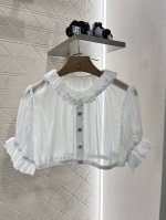 chane*2025新品上架 短款收腰花边透视上衣 定制Yb进口雪纺纱材质 质感光泽 飘逸清透 花边翻领短款上衣剪裁 通体黑白两色微透 收腰短款版型 露腰超显腰