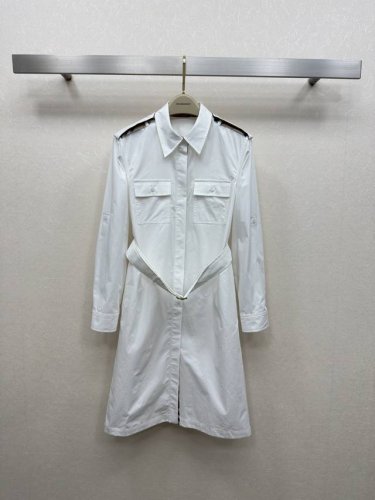 25Ss Bur新款 衬衫连衣裙 可打造多种风格 现代风优雅完美融合 单排扣点缀 配有本布腰带收腰 轻松分割身材比例 上身超显气质又减龄 随便搭配都好看 轻松叠