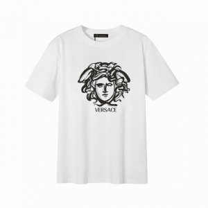 Versace 范思哲美杜莎字母短袖T恤,简单的设计看起来特别大方 版型剪裁特别有讲究 上身很洋气显瘦内搭外穿都看高密针织圆领设计 平整简约 亲肤透爽 T恤面料
