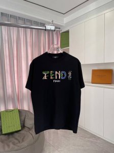 Fd 芬迪2025夏季新款 个性字母Logo印花 定制面料300G 短袖T恤 男女同款 颜色：黑色 白色 粉红色 湖绿色 尺码：S M L Xl Xxl 五个码