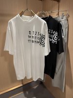 p200 马吉拉 Maison Margiel 2025春夏新款男女同款短袖T恤，专柜同步发售！定制专属洗水纯棉面料，胸前印花字母Logo设计！简约大方，从容百