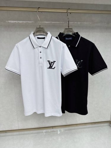 lv 2025春夏新款Polo领短袖系列。精选顶级丝光珠地棉面料，三标齐全！时尚大牌元素Logo工艺设计，上身版型超赞，面料细腻舒适透气，随意搭配都超级好看时尚