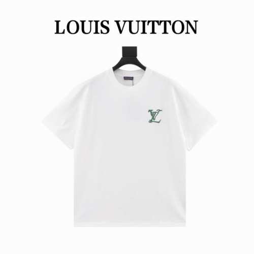 本地自取160 louis Vuitton路易威登刺绣标识徽章短袖T恤 简约的时尚元素设计凸显精简,隶属今夏高颜值单品. 客供优质针织棉面料,手感顺滑细腻,着身