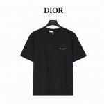 Dior 迪奥 水洗磨破前后字母印花短袖 夏季渠道限定新款 简约又不失风格的复古品牌标识，夏日炸街酷毙了 情侣气质款，领口、袖口，下摆破洞。采用定制面料。添加杜