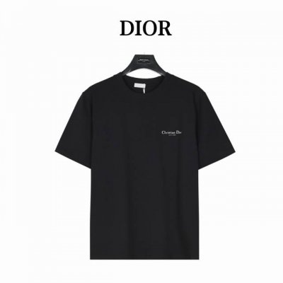 Dior 迪奥 水洗磨破前后字母印花短袖 夏季渠道限定新款 简约又不失风格的复古品牌标识，夏日炸街酷毙了 情侣气质款，领口、袖口，下摆破洞。采用定制面料。添加杜