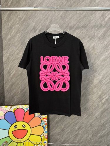 款号 G86 罗意威粉色印花刺绣大标圆领短袖 Loewe官网Zp同步新款T恤 面料采用32支双纱280克高克重纯棉面料 同缸定织定染原版同色螺纹 进口机器十万针
