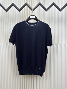 普拉达prada 字母徽标针织衫 正品开版-实体柜台-顶奢品质 秒杀市面一切版 定织定染奢润超细冰丝毛料 衣身下摆处饰以prada 字母徽标作点缀 增添品牌辨识