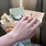 一个 Cartier卡地亚Love情侣款无钻戒指 卡地亚的经典代表之作 经典款更是永不过时 18K电镀稀有贵金属 内刻专柜钢印 永不褪色 配专柜全套包装 品质完