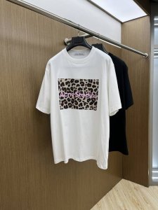 Ac 2540Fw春夏新品圆领打底外穿T恤，立体感Logo微廓形半袖活性纯棉打底T恤，棉，手感面糯有骨感，柔而有韧性。工艺处理，韧性和抗皱性能得到大幅度提高。微