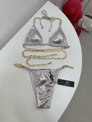 尺码Smlxl verca* 链条比基尼 辣妹锁死Bling Bling 自带氛围感的细闪 稍微带点光就能照亮所有肌肤最爱的还是它的金闪闪链条 交织缠绕 勾勒曲