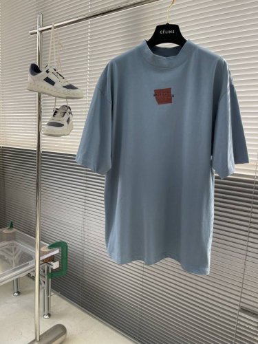 balenciag 25Ss 黑橙胶带刺绣短袖 定织定染240G精梳棉，经双纱强捻工艺处理。 确保面料克重稳定，抗皱性优异，同时保持高支数棉质的细腻肌理。十字螺