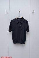 L556 Fd160 -Fendi 25Ss新款短袖标准版型Olo衫。经典衣领，纽扣开合。黑色棉质珠地布。 衣长