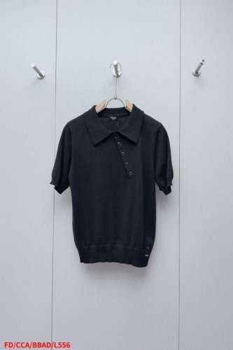 L556 Fd160 -Fendi 25Ss新款短袖标准版型Olo衫。经典衣领，纽扣开合。黑色棉质珠地布。 衣长