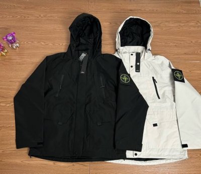 款号318 Stone Island 石头岛魔术贴勋章机能口袋拉链冲锋衣外套 甄选品质 实拍可见 面料采用高品质优质三防正品冲锋衣面料防雨防风设计 多处机能拉链