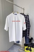 j824 Lv路易威登 新款字母印花双层重工短袖T桖 字母图案不管是T桖还是卫衣都是每年的爆款单品 前幅大面积印花采用大康丽数码印花机直喷 成本极高 经过多次的