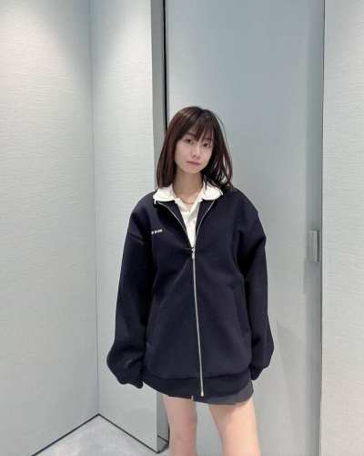 Miumi* 25Ss春夏新款 字母刺绣立领拉链卫衣外套丨独家Yb开发！高版出品！这件撞色的外套上身真的挺舒服的，下摆收紧可以缩紧防风，户外穿或者通勤都很百搭。