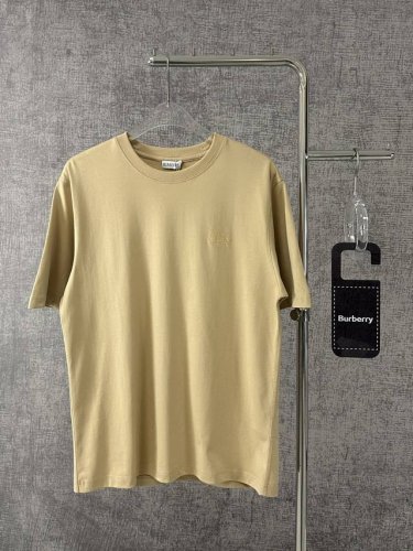 burberry 巴宝莉2025新款重磅骑士战马印花T恤男女同款 这款来自巴宝莉 North Wolfing 系列的服饰，延续了品牌标志性的优雅与实用主义设计理