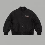 Balenciaga巴黎世家刺绣海浪夹克外套。 春秋最合适的外套 赶快下手 真的太好看了 怎么穿都有型 整体设计简约大气 胸口简单字母logo 后背万针立体刺绣