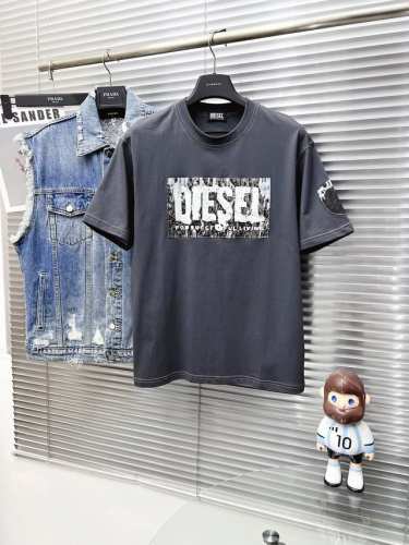 Diesel 2025Ss新款三花标识印花短袖T恤，定制精梳双纱棉面料.手感柔软.穿着舒适.吸汗透气！时尚潮味十足！专柜级别精致车线.做工精细.上身效果无敌帅气