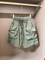 始祖鸟 2025春夏新品 完美诠释户外时尚。灰绿、白、黑三色，简约又百搭。松紧腰搭配抽绳设计，贴合身形且方便调节。多个大口袋与拉链细节，实用又具潮流感，满足收纳