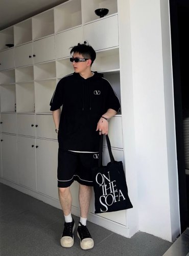华伦天奴 官方同步更新 短袖套装 经典织带点缀 轻盈舒适透气四面弹面料 冰凉冰凉 夏天一定要来一套 必备款 M-3Xl 不可拆卖 下单提供身高体重