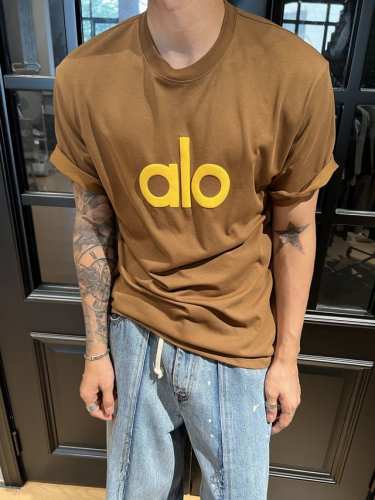 Alo夏季新款短袖T恤来袭！欧版宽松版型，随性又自在。发泡字母设计简约又潮流，圆领超经典。高品质纯棉面料，柔软亲肤，男女都能穿，夏日出街轻松吸睛。赶紧安排，秒变