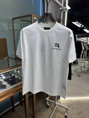 Balenciaga 高定面料 玉蚕丝般的丝滑 2025春夏新品上市 时尚经典圆领短袖时尚单品设计 更加时尚舒适 高标准定制 上身非常有型 胸前品牌经典Logo