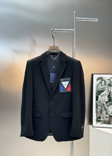 驴牌*25S休闲西服外套精品推荐外贸公司订单！胸口精致红白蓝V型皮牌工艺.品牌Logo凸显品牌高级感强！进口原版天眼布四面弹布料，笔挺垂感十足，整件衣服车工走线
