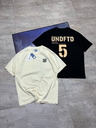 平铺细节图 Undefeated Ss25 五条杠Logo字母数字美式复古短袖T恤 男女同款 面料：240G双纱面料，不变型不起球 辅料；全套辅料定制；1:1版