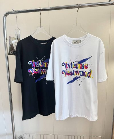 品名： * 西太后土星彩色前后涂鸦短袖 尺码：S.M.L 颜色：白色 黑色 无法抗拒这么Cool Guy，西太后穿搭的点睛之笔，一份来自宇宙级别浪漫，请注意查收