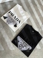 prad*A普*达2025春夏新款男女同款短袖T恤，最新款全网独家首上！！~既经典有时尚百搭，谁不爱啊，将经典再次展现，非常的耐看，自带低奢光环与辨识度！Pr*