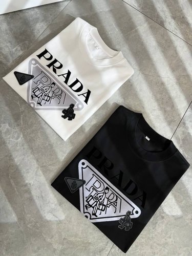 prad*A普*达2025春夏新款男女同款短袖T恤，最新款全网独家首上！！~既经典有时尚百搭，谁不爱啊，将经典再次展现，非常的耐看，自带低奢光环与辨识度！Pr*