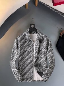 迪奥 官网同款 三标齐全 提前发售 Ss秋冬新款男士夹克外套 原单三标齐全高端版本 专柜定制面料 透气舒适度高 细节无可挑剔 品牌元素设计理念 体现高品质 手感