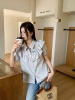 上新140 miumi*缪缪 荷叶边缎面短袖衬衣 清爽的条纹 一点点泡泡袖更加可爱！ 颜色：蓝色 码数：Sml s码推荐： 80~100 m码推荐：100～11